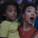 Sonequa Martin-Green sieht geschockt aus, während sie Harper Leigh-Alexander in Space Jam: A New Legacy in den Armen hält.